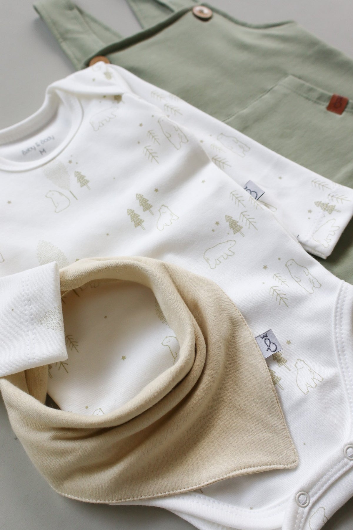 Conjunto Jardineira, Body e Babador - Urso Polar